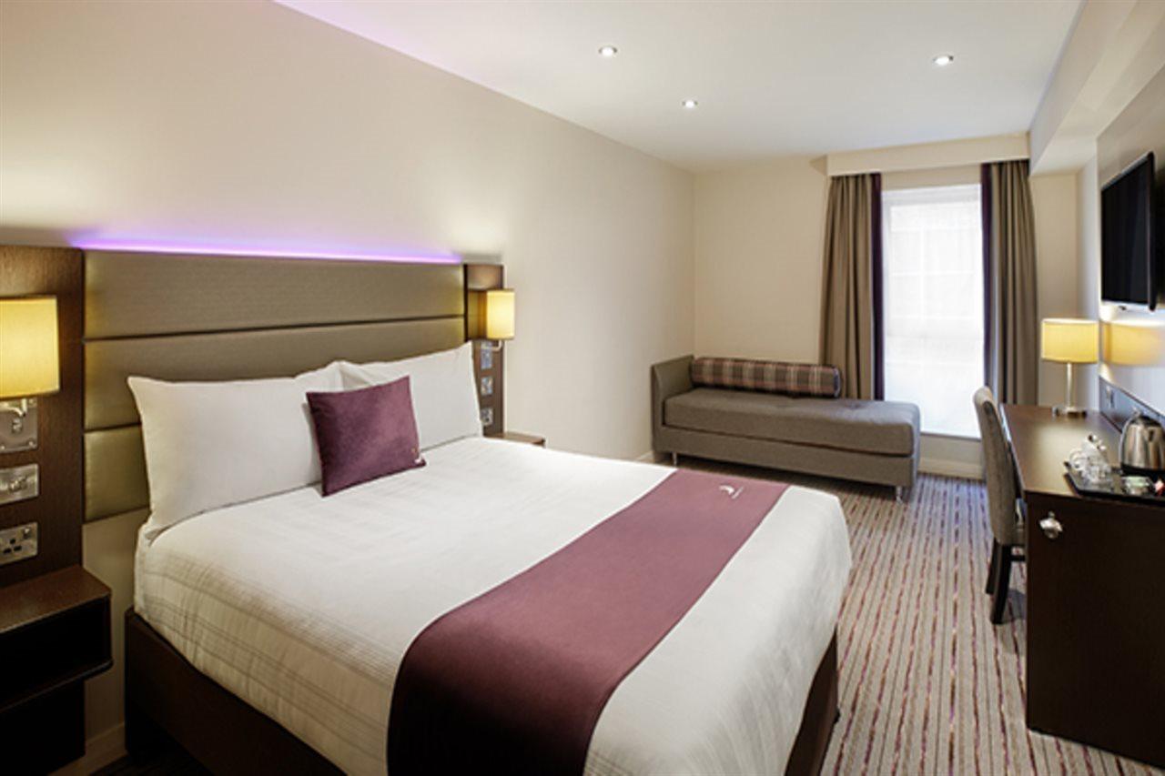 Premier Inn Premier Inn Bagshot Exterior foto